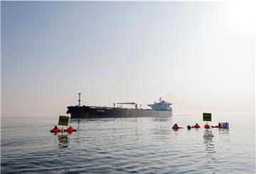 Aktivisten der Umweltorganisation Greenpeace demonstrieren vor einem Schiff, das russisches Öl auf der Ostsee transportiert.