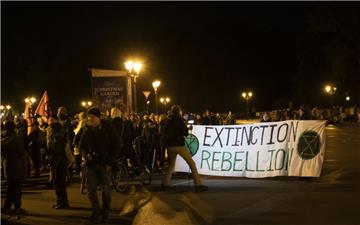 Aktivisten der Umweltschutzbewegung Extinction Rebellion blockieren die Zufahrten am Großen Stern an der Siegessäule in Berlin. 