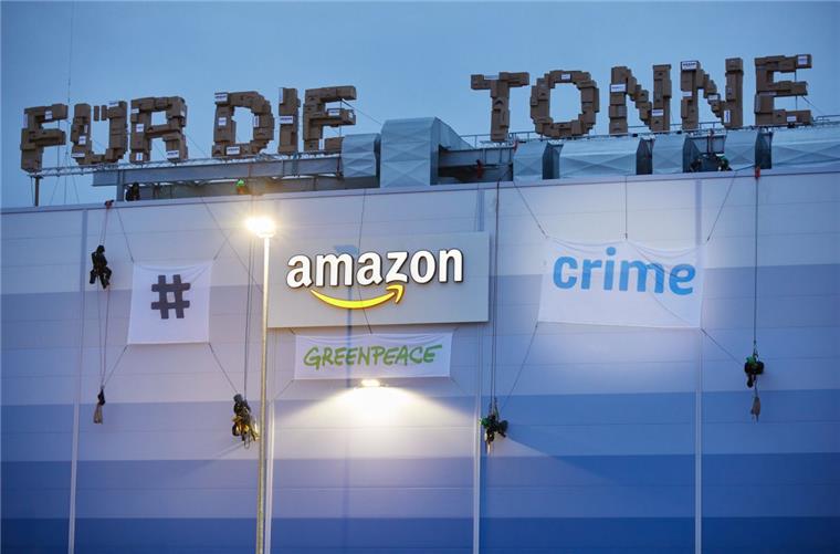 Greenpeace-Demonstranten beenden Protest auf Amazon-Lager Aktivisten der Umweltschutzorganisation Greenpeace haben ihren Protest auf dem Dach des Logistikzentrums von Amazon im niedersächsischen Winsen/Luhe beendet.
