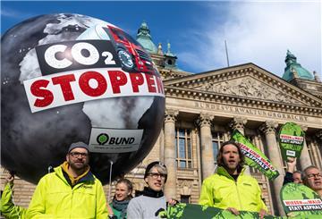 Aktivisten des BUND protestieren vor dem Bundesverwaltungsgericht in Leipzig gegen die Planungen für die A20.