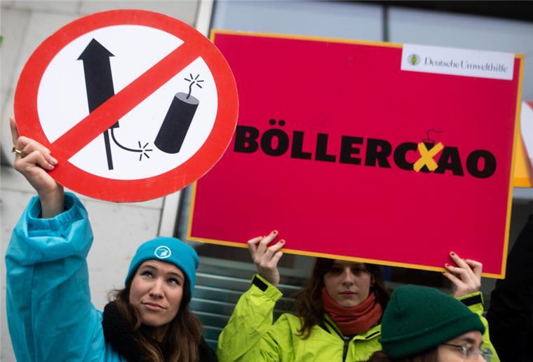 Aktivisten protestieren bei der Übergabe von Unterschriften für die Petition der Gewerkschaft der Polizei und einem offenen Brief der Deutschen Umwelthilfe für ein bundesweites Böllerverbot.