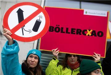 Aktivisten protestieren bei der Übergabe von Unterschriften für die Petition der Gewerkschaft der Polizei und einem offenen Brief der Deutschen Umwelthilfe für ein bundesweites Böllerverbot.