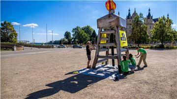Aktivisten von Greenpeace stellen in Schwerin einen symbolischen Bohrturm auf und protestieren damit gegen die Erweiterung der LNG-Terminals.