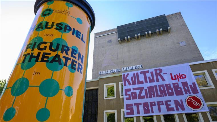 Aktivisten wollen noch das gesamte Wochenende lang das Chemnitzer Schauspielhaus besetzt halten. 