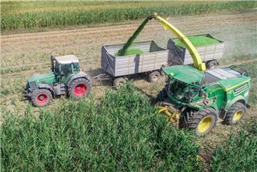 Aktuell fahren Landwirte Mais ein. Wo es an Regen oder Beregnung gefehlt hat, gibt es das zweite Jahr in Folge eine schlechte Ernte. Auch fehlt es wegen des trockenen Sommers an Grassilage. In der Folge dürfte bei etlichen Landwirten das Viehfutter knapp werden, prophezeit der Vorsitzende des Landvolkverbandes Zeven, Andreas Heins.
