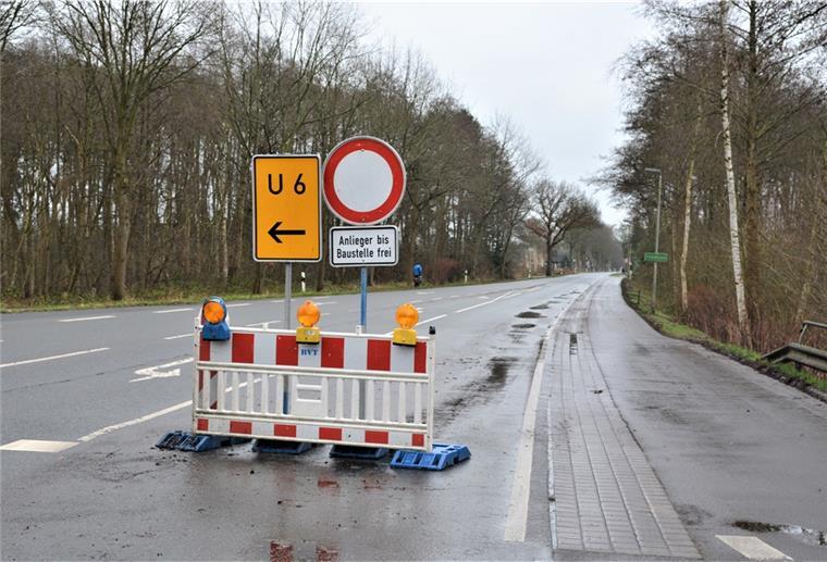 Eine Absperrung auf einer Straße. 