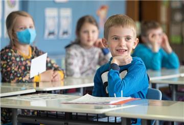 Schülerinnen und Schüler einer ersten Klasse