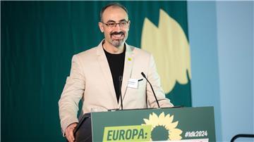 Alaa Alhamwi, Landesvorsitzender Bündnis 90/Die Grünen in Niedersachsen, spricht in den Weser-Ems-Hallen beim Landesparteitag der Grünen in Niedersachsen.