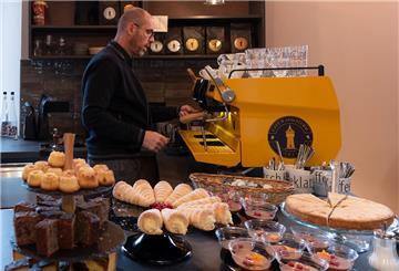 Alain Caboussat kümmert sich im Café Wasserturm Cuxhaven um den Verkauf.