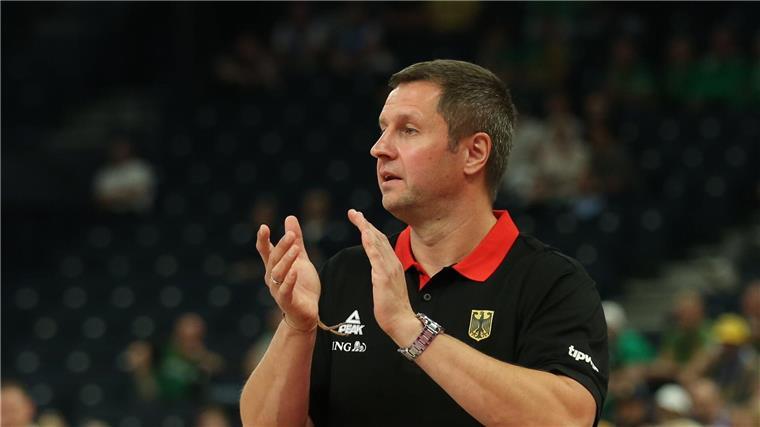 Eis, Sauna, Rotlicht: Basketballer bereit für Litauen Alan Ibrahimagic applaudiert im Spiel.
