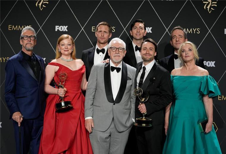 Drei große Abräumer und viel Nostalgie bei den Emmys Alan Ruck (l-r), Sarah Snook, Alexander Skarsgard, Brian Cox, Nicholas Braun, Kieran Culkin, Matthew Macfayden und J. Smith-Cameron wurden für „Succession“ ausgezeichnet.
