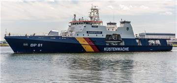 Das Foto zeigt das Einsatzschiff der Bundespolizei, BP 81 „Potsdam“, schwimmend im Wasser.  Es untersuchte einen Ölfilm auf der Nordsee, der von einem Satelliten entdeckt worden war. 