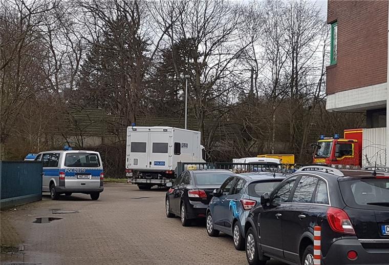 Verdächtiges Pulver: Großeinsatz in Bremerhaven-Speckenbüttel Alarm in Speckenbüttel. Polizei und Feuerwehr waren an der ehemaligen Post im Einsatz.