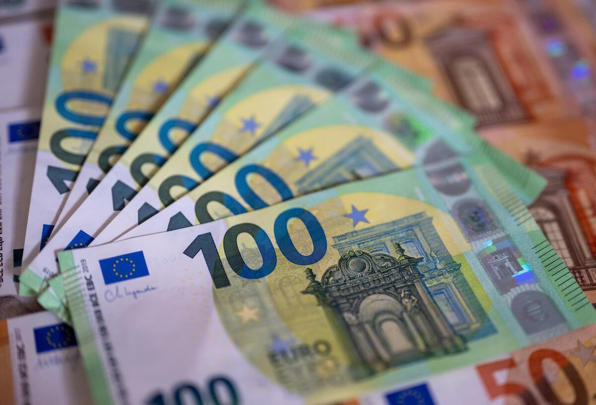 Geldscheine mit dem Wert von 100 und 50 Euro liegen auf einem Tisch. 