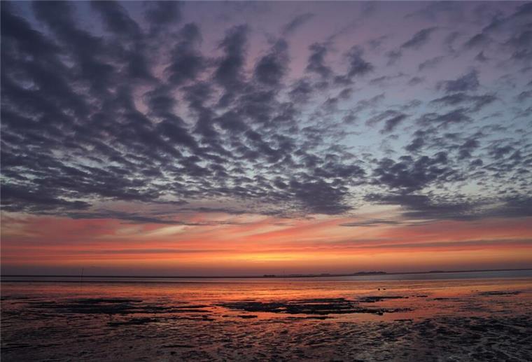Nordsee knackt Temperatur-Rekord: Wärmster Frühling seit Messbeginn Die Sonne geht über der Nordsee unter.