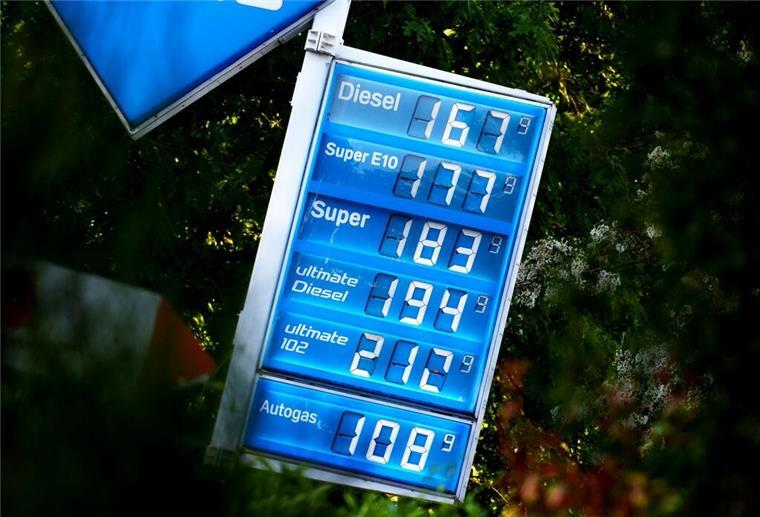 Jetzt sparen: Die überraschend besten Zeiten zum Tanken Ein Mann tankt sein Auto.
