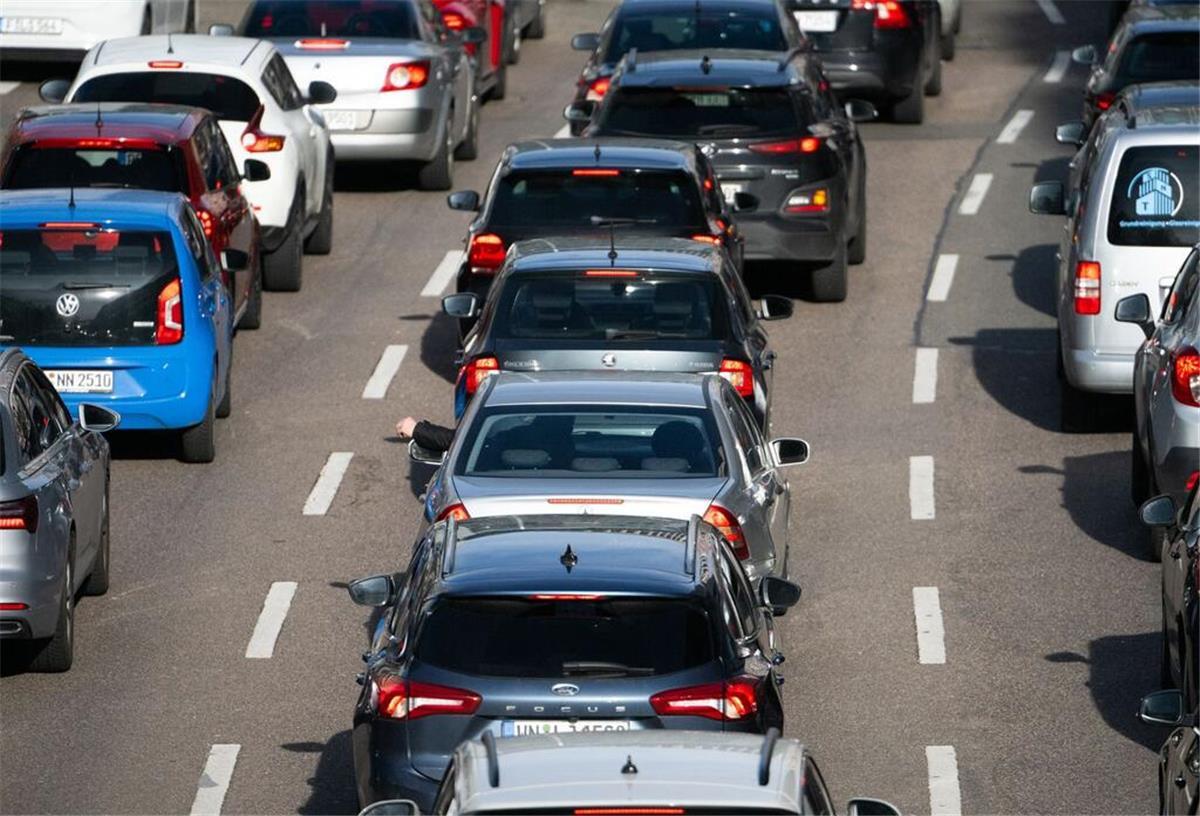 Reisechaos an Pfingsten: Hohe Staugefahr auf deutschen Autobahnen Alarmstufe Stau: Pfingstverkehr könnte zur Geduldsprobe werden.