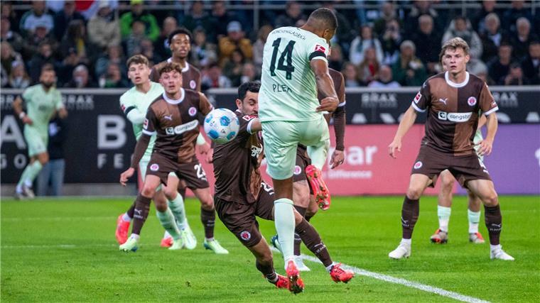 Gladbacher Lauf geht weiter: Borussia springt auf Rang sechs Alassane Plea schoss die Gladbacher Führung