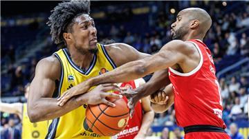Alba-Center David McCormack wird vom MBC-Akteur Akeem Vargas attackiert.