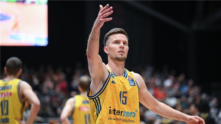 Alba Berlin holt gegen Oldenburg ersten Saisonsieg Alba-Guard Martin Hermannsson führte sein Team gegen Oldenburg zum Sieg