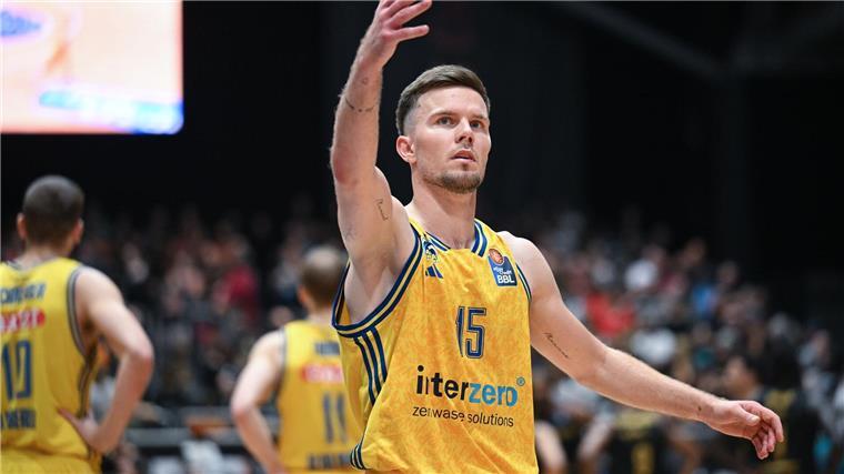 Alba Berlin verliert Euroleague-Auftakt gegen Panathinaikos Alba-Kapitän Martin Hermannsson konnte die Auftaktpleite in der Euroleague nicht verhindern.
