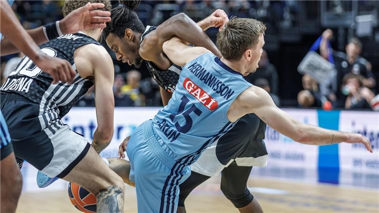 Alba-Kapitän Martin Hermannsson verliert in der Bologna-Defensive den Ball
