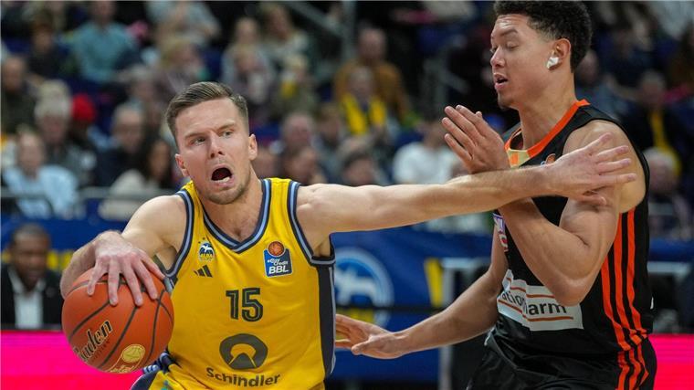 Alba-Kapitän Martin Hermannsson versucht sich Platz zu verschaffen.