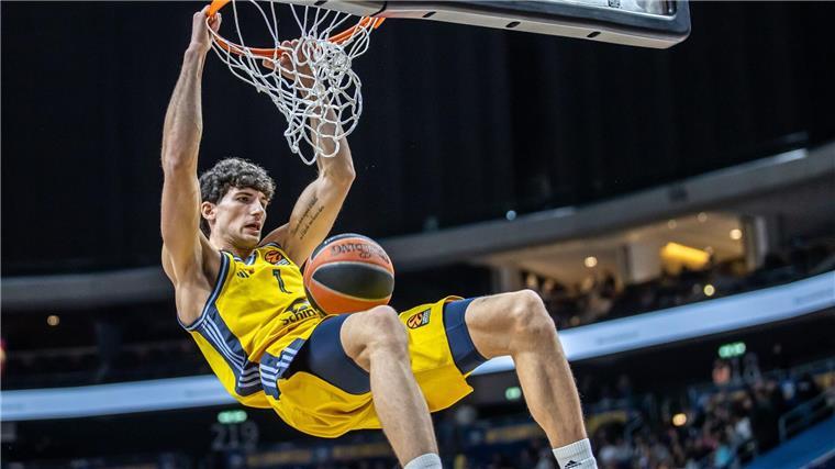 Albas Gabriele Procida beim Dunking.