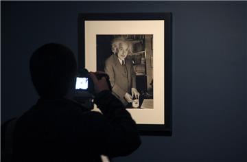 Albert Einstein hat bereits vor 100 Jahren von Gravitationswellen gesprochen. Doch jetzt sind sie gemessen worden. Für die Wissenschaft ist das ein Paukenschlag. 
