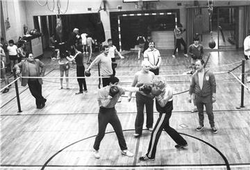 Albert Fahlbusch (rechts) schaut seinen Kämpfern beim Training genau zu. Als langjähriger Vorsitzender und Trainer hat Fahlbusch den Weser-Boxring Bremerhaven (WBR) stark geprägt.