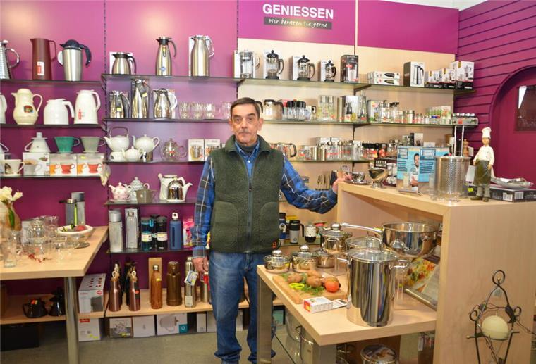Krooß in Bederkesa: Räumungsverkauf der Haushaltswaren beginnt Albert Krooß in seinem Geschäft.