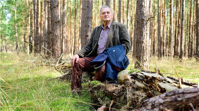 Albert Wolter sitzt in einem Kiefernwald unweit von Gorleben.
