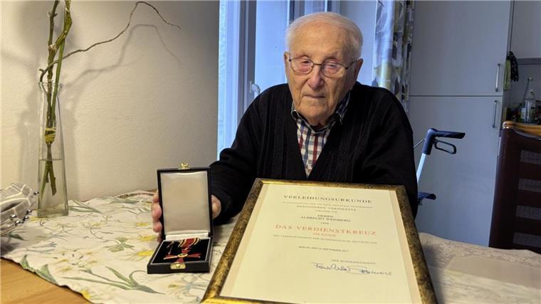 Verdienstkreuz zurückgegeben: Holocaust-Überlebender versteht Aufregung nicht