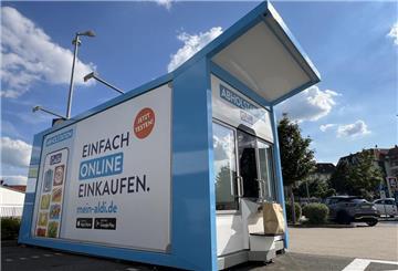 Aldi Süd hat einen Test begonnen, bei dem er insgesamt drei Abholautomaten aufgestellt hat und damit Erfahrungen sammeln will. In diesem Container kann man seinen Einkauf abholen, ohne an die Kasse zu müssen. 