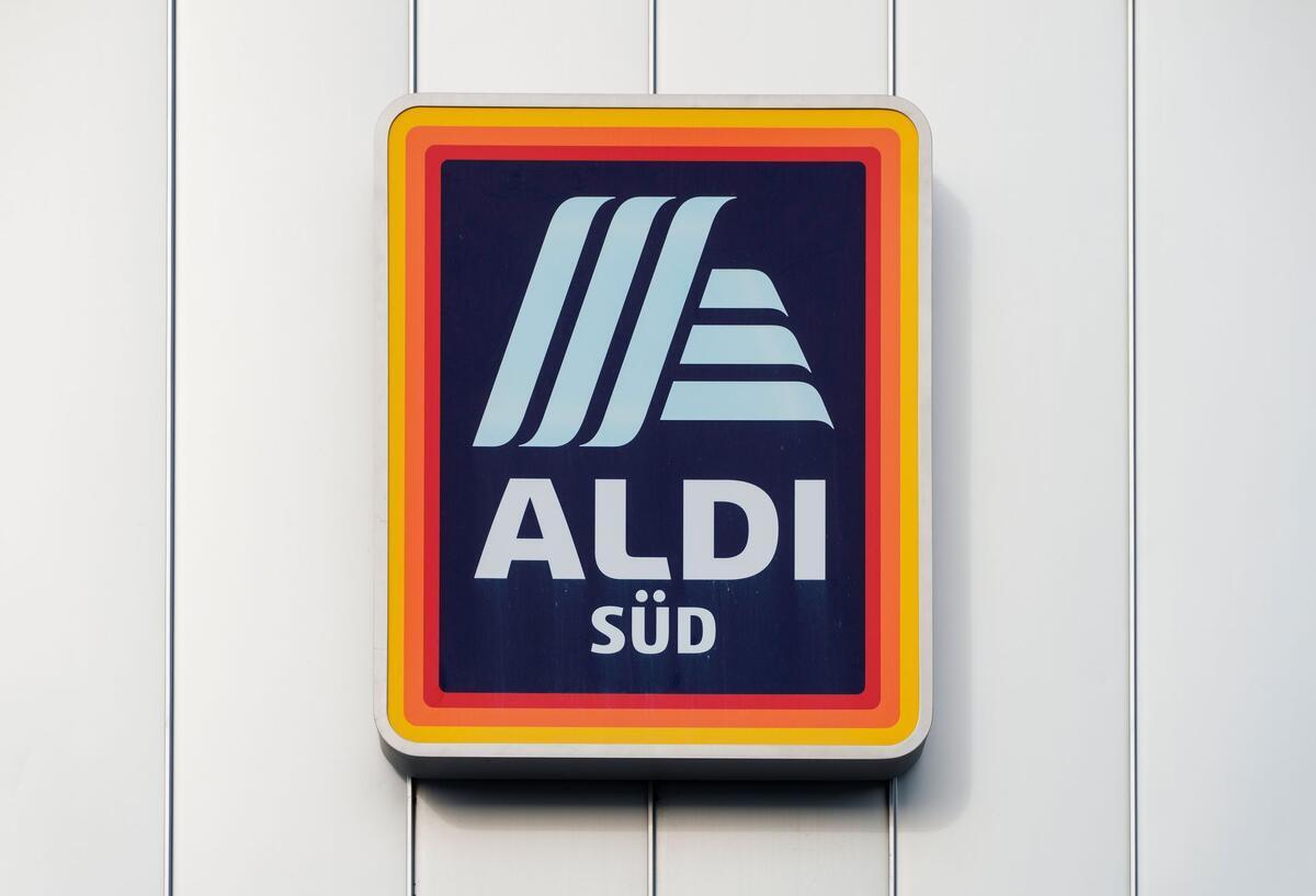 Das Logo von Aldi-Süd an der Fassade des Discounters.