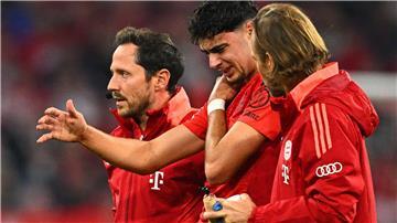 Aleksandar Pavlovic erleidet im Spiel gegen Stuttgart einen Schlüsselbeinbruch.