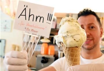 Alessandro Cimino zeigt in seiner Eisdiele Rimini ein „Ähm“-Eis.
