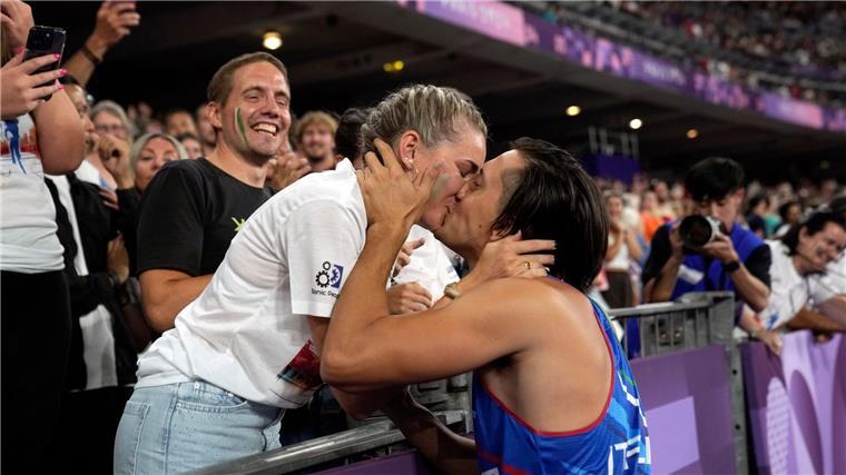 Alessandro Ossola machte nach seinem 100-Meter-Rennen seiner Freundin Arianna einen Heiratsantrag.