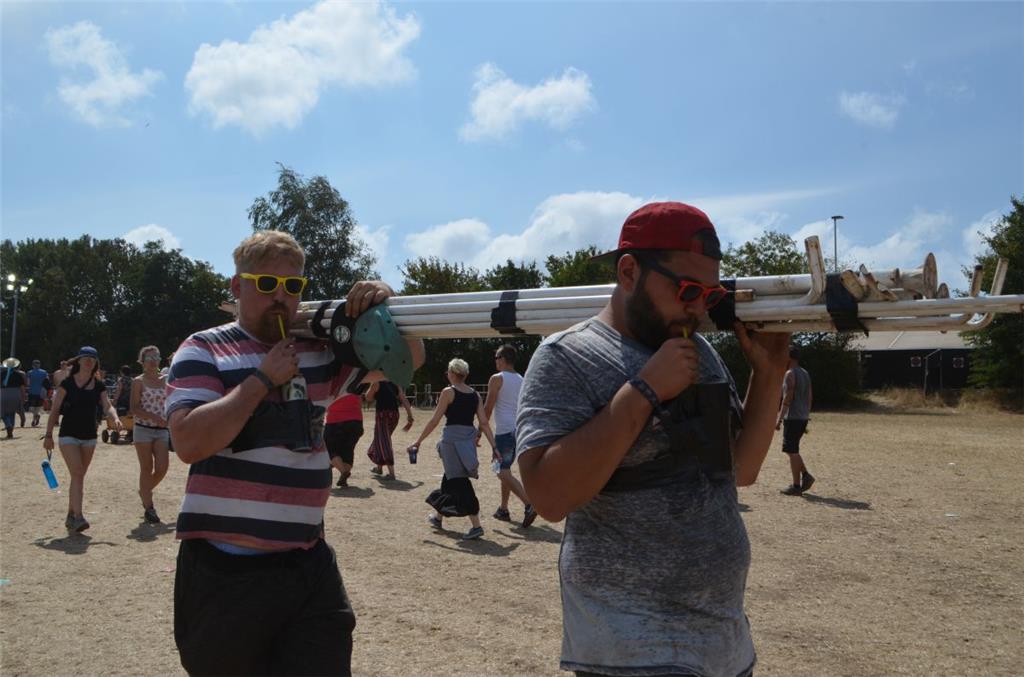 Alex aus Köln (rechts) und Niklas aus Darmstadt müssen ihre Stangen auf der Schu...
