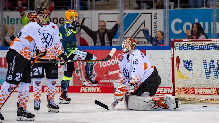 Pinguins versüßen sich den Kurzurlaub mit Sieg im Nordderby Alex Friesen bejubelt sein Tor zum 2:1.