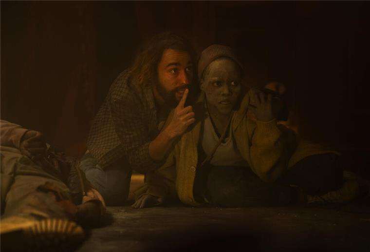 Mama mutiert! Wenn Eltern plötzlich auf allen Vieren leben und nichts mehr normal ist Alex Wolff als „Reuben“ und Lupita Nyong’o als „Samira“ in dem Film „A Quiet Place: Tag Eins“: Schweigen ist Überleben – mitten im Chaos von New Yorks allererstem Horror-Tag.