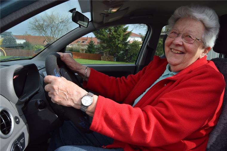 Alexa Kloppenburg aus Bad Bederkesa fühlt sich sicher hinterm Steuer ihres Autos: Die 85-Jährige nimmt regelmäßig an Fahr-Fitness-Checks teil.