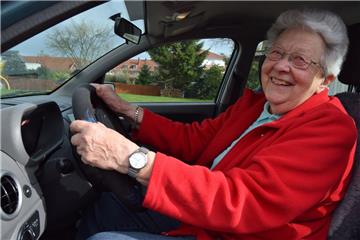 Alexa Kloppenburg aus Bad Bederkesa fühlt sich sicher hinterm Steuer ihres Autos: Die 85-Jährige nimmt regelmäßig an Fahr-Fitness-Checks teil.
