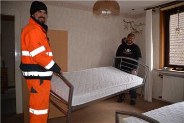 Alexander Fink (links) und Frank Karnikowski kümmern sich darum, dass die Räume bezugsfertig sind, wenn Asylbewerber eintreffen. Aktuell wird eine Wohnung in Köhlen ausgestattet.