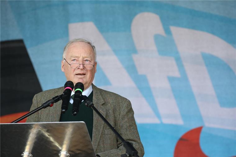 Drohung: Bremer AfD sagt Wahlkampfveranstaltung mit Gauland ab Alexander Gauland, Fraktionsvorsitzender der AfD im Bundestag, spricht bei einer Demonstration.