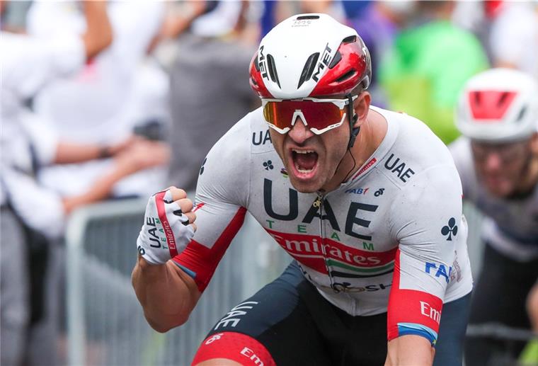 Alexander Kristoff aus Norwegen freut sich beim Überqueren der Ziellinie über seinen Sieg. 