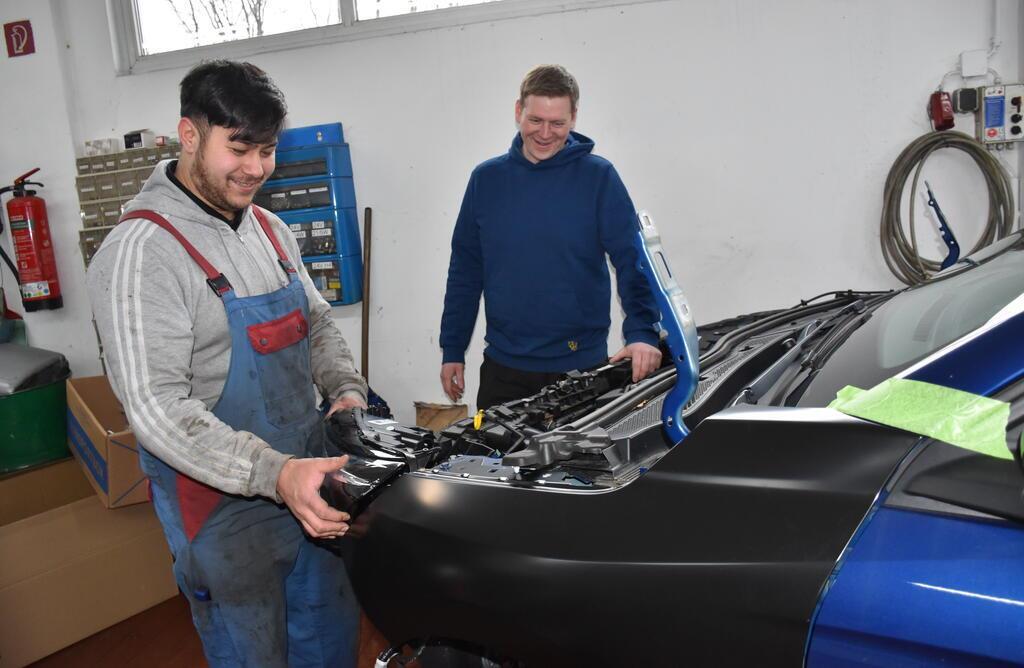 Unfallwagen bekommt neuen Frontscheinwerfer