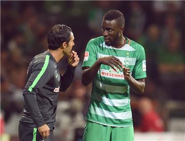 Alexander Nouri (hier im Gespräch mit Lamine Sane, rechts) darf wohl auch gegen Wolfsburg auf der Trainerbank sitzen.