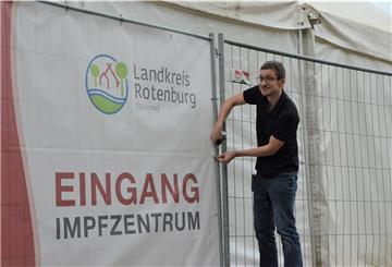 Alexander Oestmann, einer der Leiter des Zevener Impfzentrums, demontiert einen Wegweiser zum Eingang der Einrichtung. 