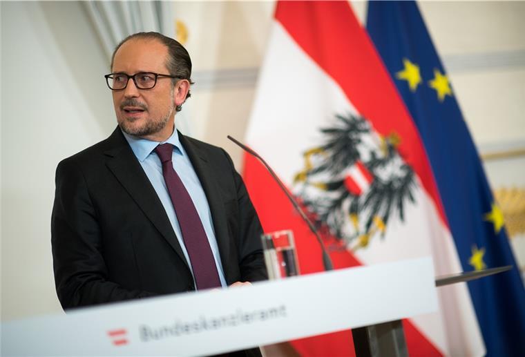 Alexander Schallenberg (ÖVP), Bundeskanzler von Österreich, spricht auf einer Pressekonferenz nach einer Krisensitzung mit den Ministerpräsidenten. 
